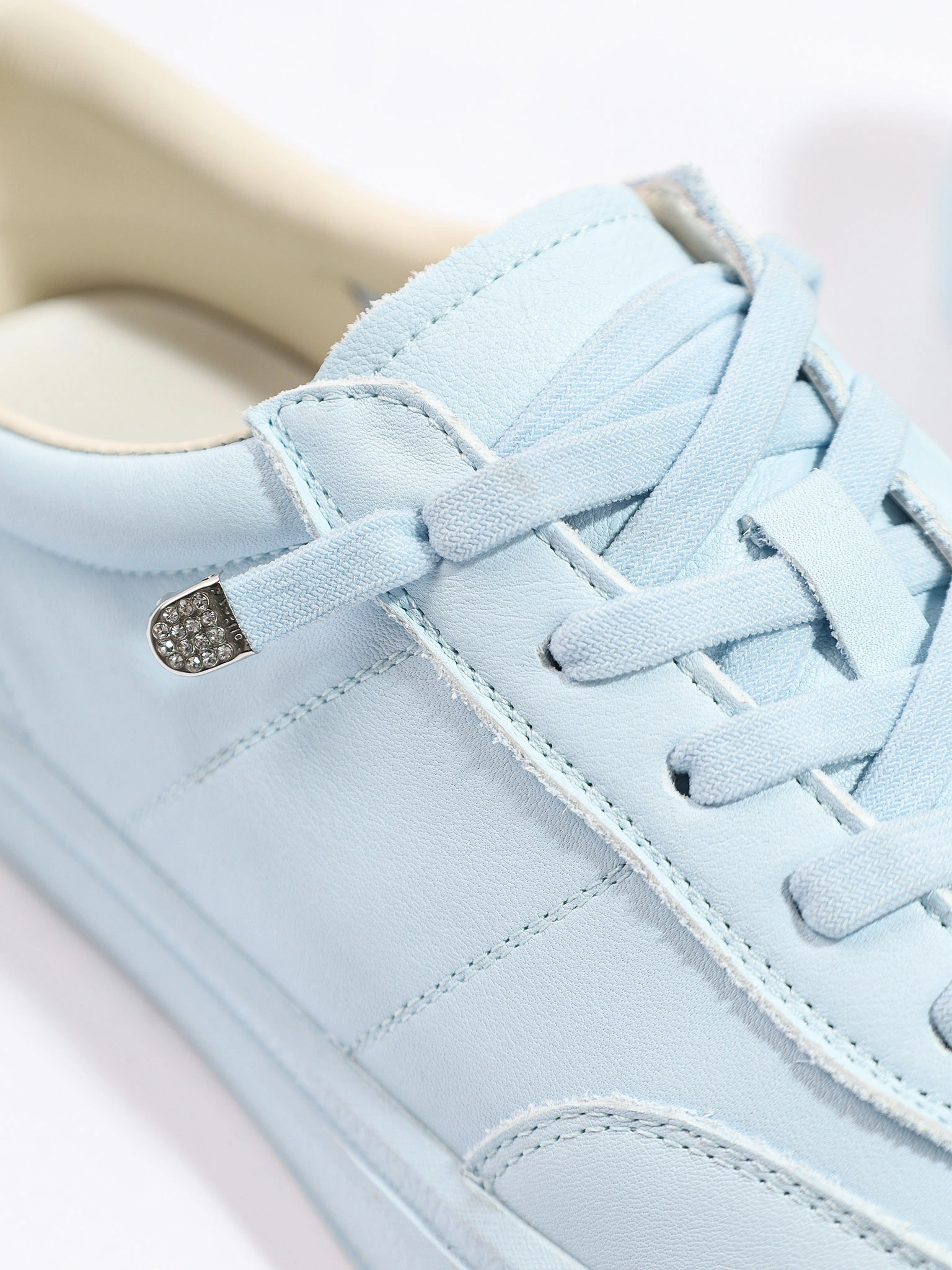 Кеды голубого цвета на низкой подошве